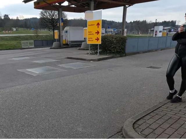AO-FICK an der Autobahn | XXL SPERMA Ladung statt Kaffeepause