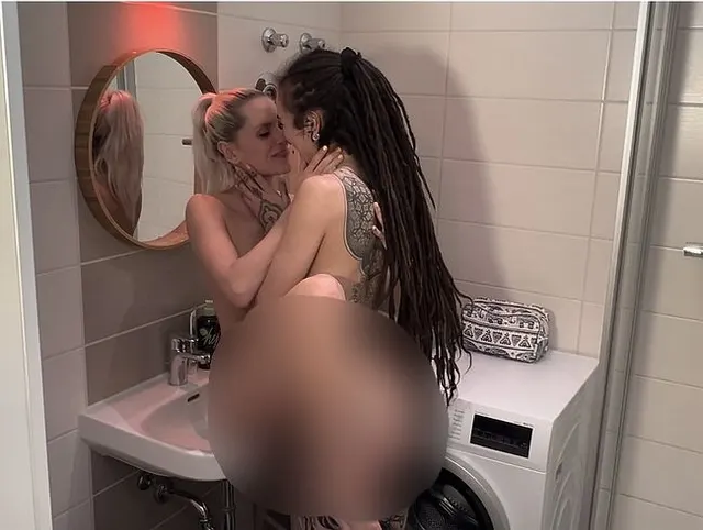Girls Night! Schnuggie91 & Aja-Moon heiß im Badezimmer!