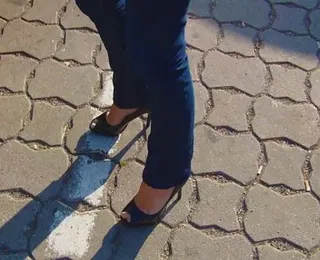 Zum Airport in schwarzen Lackpumps