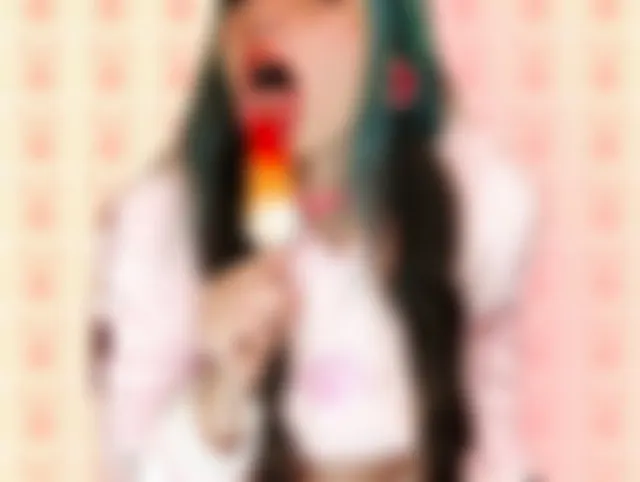 Bunnygirl streichelt ihre Muschi und Klitoris mit Eiscreme