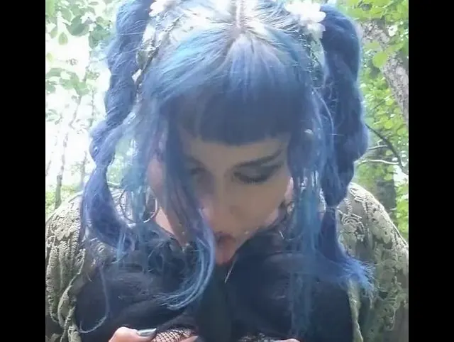 Gummid*ldo im Wald geritten, gespaltene Zunge und feuchte M*schi