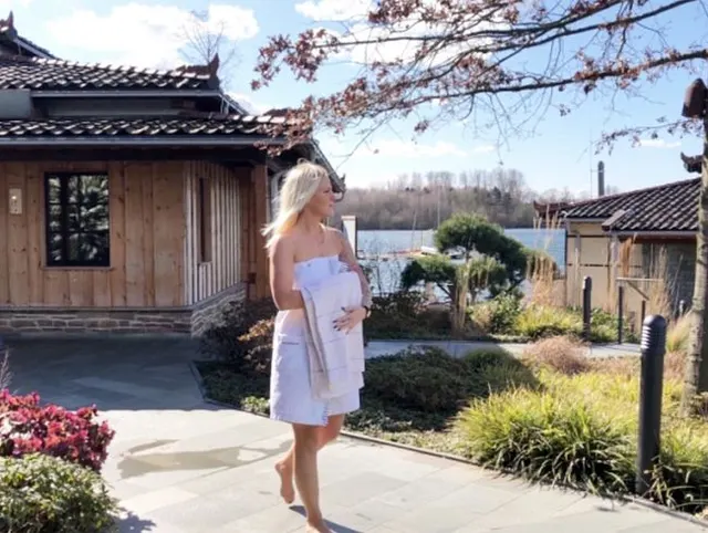Nymphomanin hemmungslos in der Sauna !