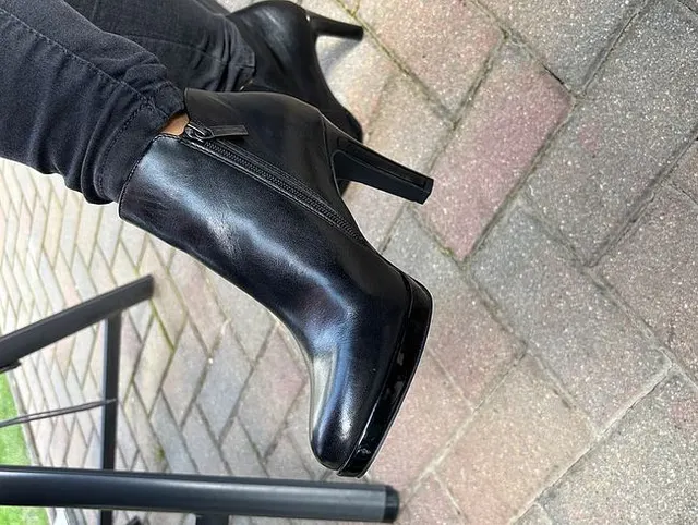 Ihre neuen Stiefeletten eingeweiht mit Heelsjob und voll Sperma gespritzt!