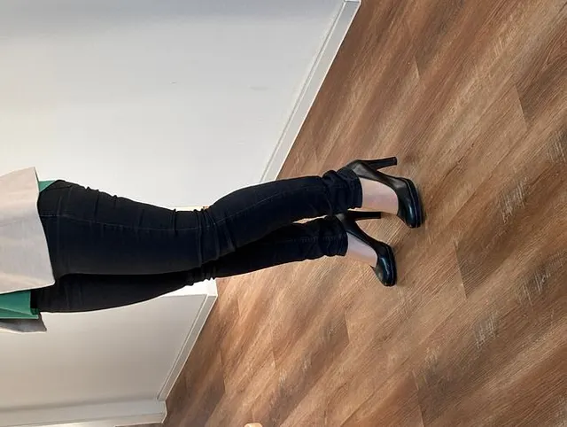 Ihre Büro Heels abends im Flur entdeckt und voll Sperma gespritzt, früh schlüpft sie rein mit Nylons
