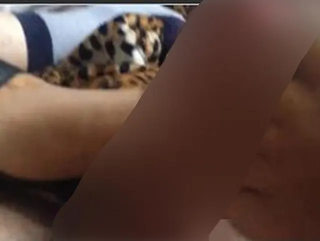 Seinen Schwanz mit meinen Füßen zum abspritzen gebracht