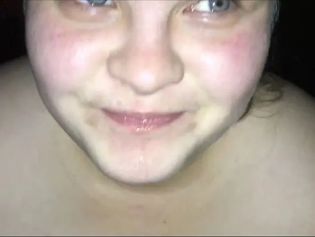 Heiße Mama gibt einem harten Schwanz einen intensiven Blowjob, sodass er in ihren Mund spritzt und schluckt