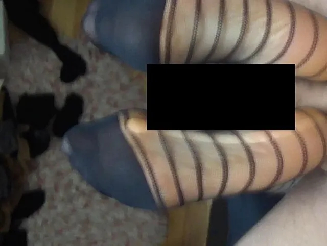 Den Schwanz fürs ficken mit den Füßen steif massiert...