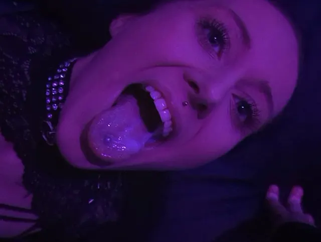 Blowjob im Swingerclub, sein Schwanz geblasen und brav geschluckt