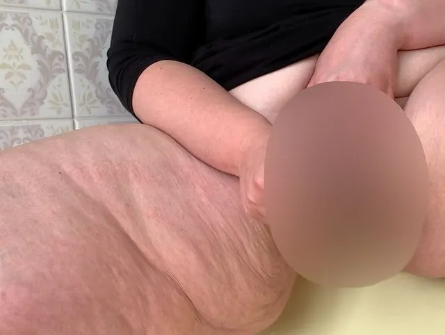Dicke Frau besorgt es sich ganz heimlich im Badezimmer