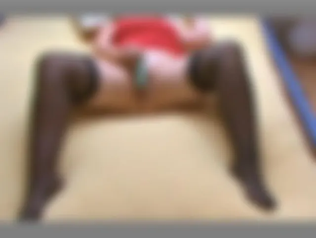 Mit Vibrator im Bett