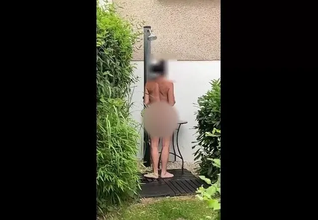 Handyvideo - Nackt unter der Gartendusche