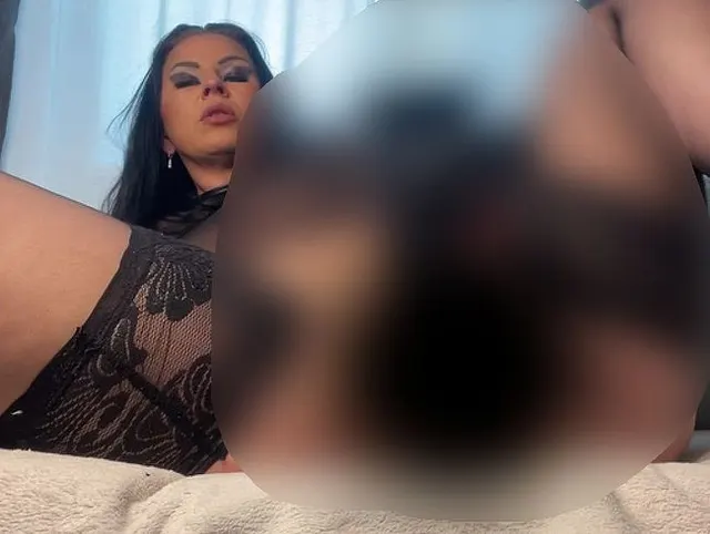 Muschi gefickt mit dickem Dildo