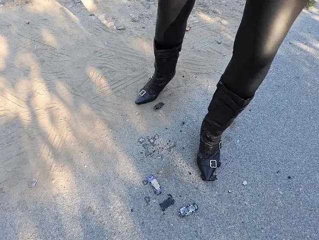 Crushing mit alten Stiefeln - Tobis Autos werden platt getreten in geiler sexy Leggings