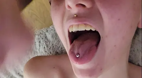 Sein Schwanz in meiner Kehle und dann in meinen Mund gewisst, brav geschluckt