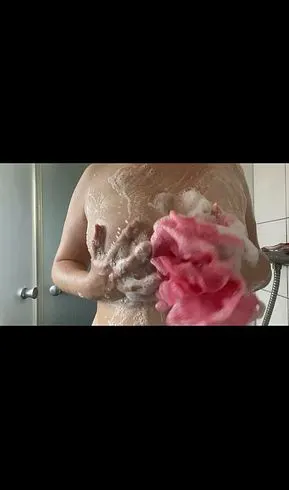 Heiß geduscht und dabei meine 95D Brüste verwöhnt??