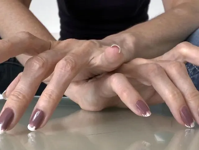 Fingernagel klopfen auf Glasplatte