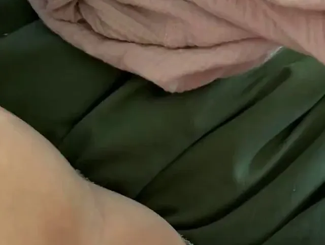 22 Sekunden Pussy Play mit echtem Dildo – Klatschen & Stoßen