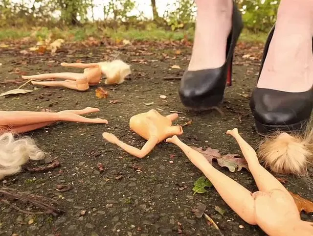 Crush fetisch play with dolls - ich zerstöre die Puppen