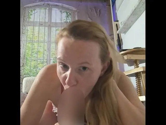 Nachdem kein geiler Mann in der Nähe war habe ich mir meinen Dildo in die Pussy gesteckt!