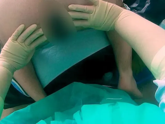 Frau Doktor fistet den Patienten und den den Arsch mit Gummifaust und Dildos