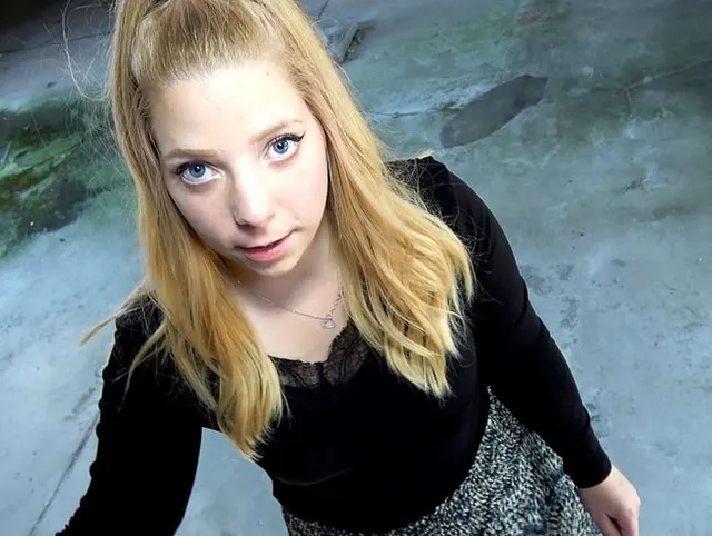 UNSCHULDIG? TEENY ALLEINE IM LOSTPLACE VON 2 MÄNNERN ABGEFICKT