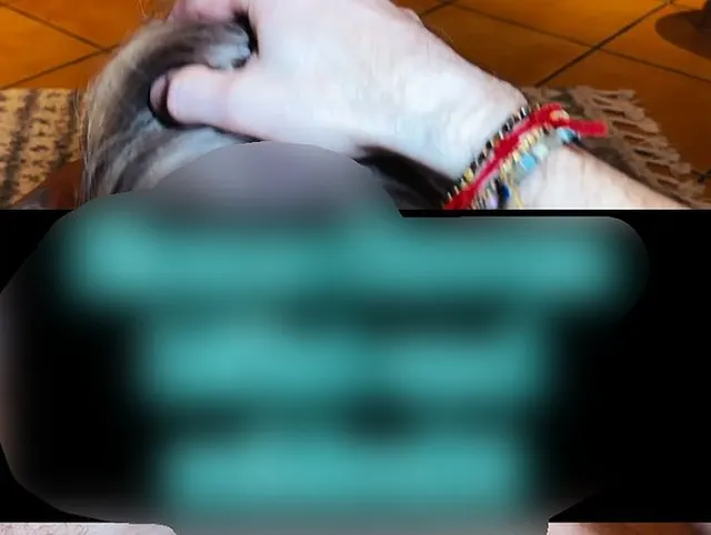 Emma Raven bläst und schluckt die fette Spermaladung