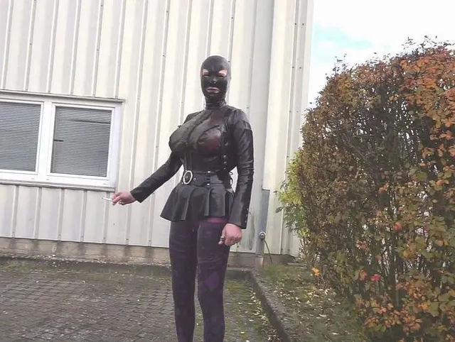 Big Boobs Latex Catsuit und Bluse Outdoor Plugged City Walk und Self Fuck PART1