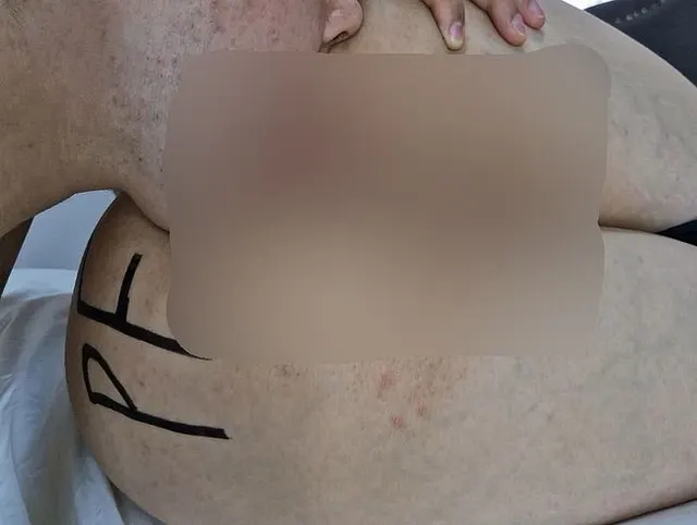 Licking ihren sexy Arsch in der Nähe der Kamera.