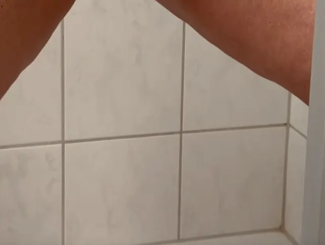 Sie pinkelt in die Dusche