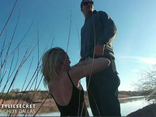 Öffentlicher Blowjob am Fluss