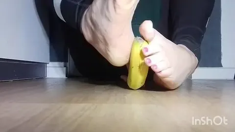 Füße an Banane ??? - ein bisschen Spielen ?? (ohne Ton)