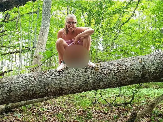 Ich pinkel vom Baum im Wald - Outdoor