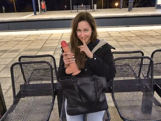 XXL Mutprobe! Riesendildo an S-Bahnhof gefickt!