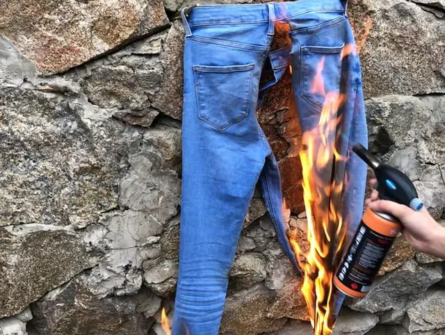Ein Typ fickt ein Mädchen, zerreißt ihre Jeans, macht Cunnilingus und spritzt in die Muschi