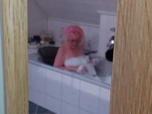 Sperma schlucken vom Spanner in der Badewanne