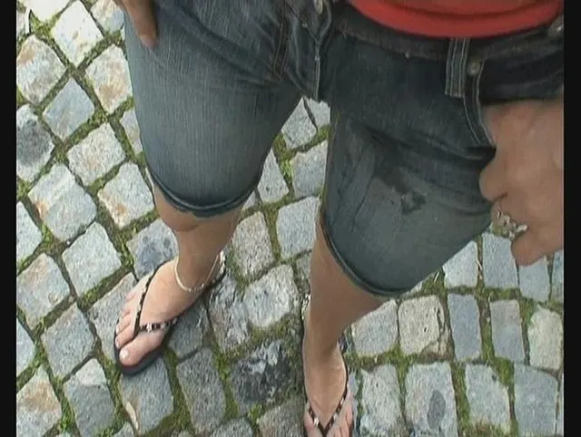 Public in die Jeans gepisst