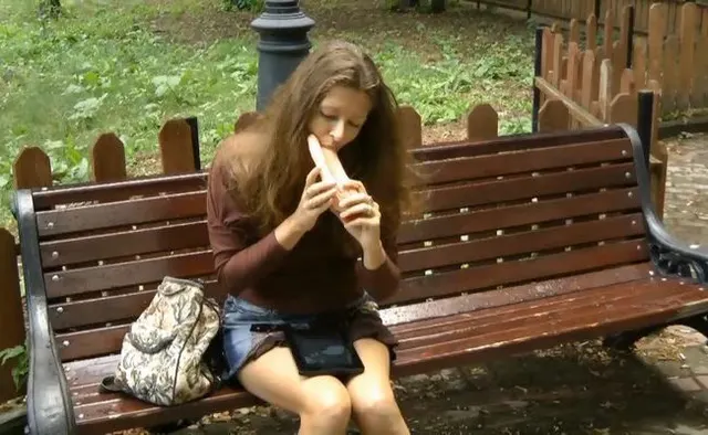 Jung, wild und frei - Dildospiele in der Stadt!