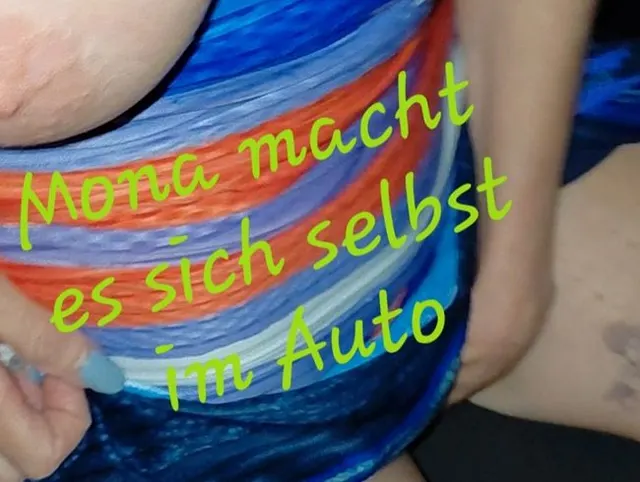 Mona macht es sich geil im Auto