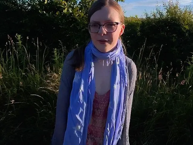 Hippie-Mädchen mit Gummistiefeln per Anhalter unterwegs nach Glastonbury, nackt und versaut im Van