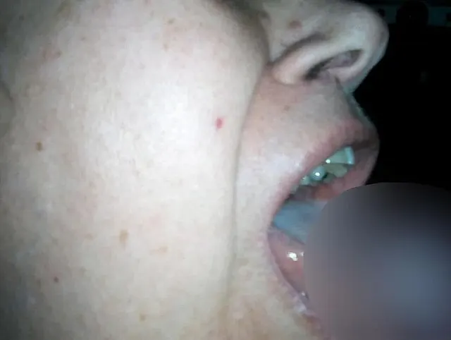 Cumshot in Jens heißen Mund in Nahaufnahme