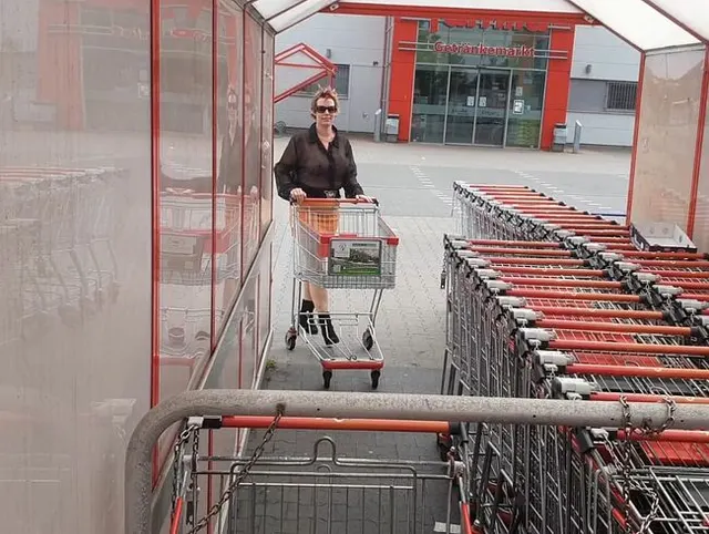 Auf dem Supermarkt Parkplatz gefickt
