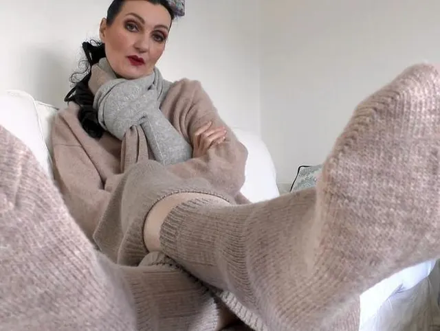 Intensives Stinke Sockenschnüffeln und Schwanz im Strick Handschuh wichsen, Joi, Pov Lady Victoria