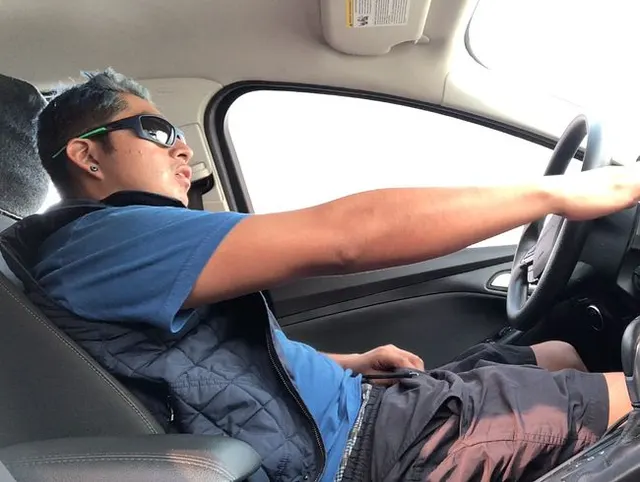 Masturbiert wieder im Auto