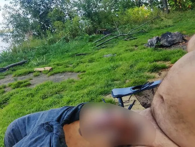 Schöner öffentlicher Elektro-Cumshot. Allein in der Natur..