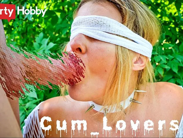 Russische Milf, Sex in der Öffentlichkeit, draußen, saftige Muschi, pov-Blowjob, großer Arsch, große