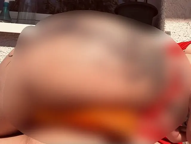 Roter Bikini, Eis auf dem Arsch… schau zu, wie es zwischen meine Backen läuft