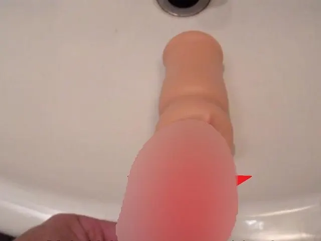 Silikonmuschi bepisst und bespritzt