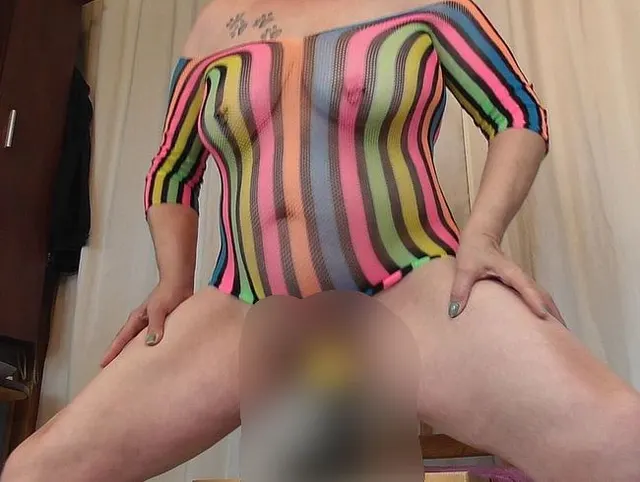 Geiles Dildoreiten, heiße Milf reitet auf schwarzen Dildo...