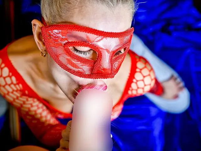 Eine sexy Schönheit in roter Lingerie lutscht meinen Schwanz perfekt und bekommt dafür ihren Samen in den Mund.