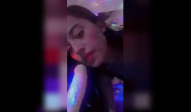 PAOLA CASTRO FÜHRT IHR SPIELZEUG DURCH DEN MUND